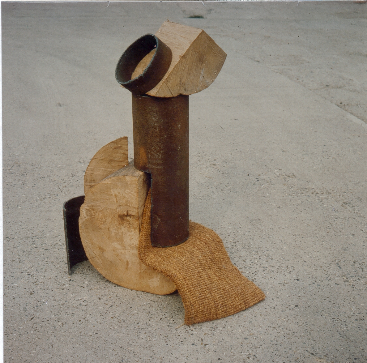RUUD KUIJER (1959)Sculptuur #65(uit de serie staan/liggen/hangen/leunen)